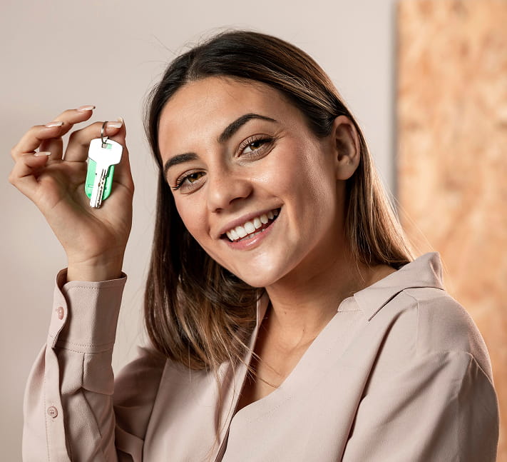 Mulher Sorrindo segurando uma chave